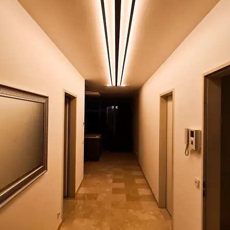 Deluxe Mit Marmorboeden Und Gold-design El Dorado Schwarzenbek