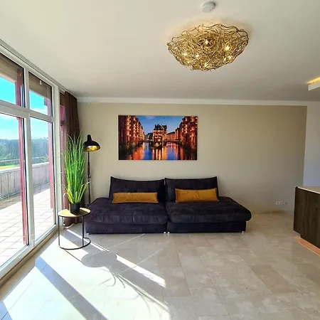 Deluxe Mit Marmorboeden Und Gold-design El Dorado Schwarzenbek